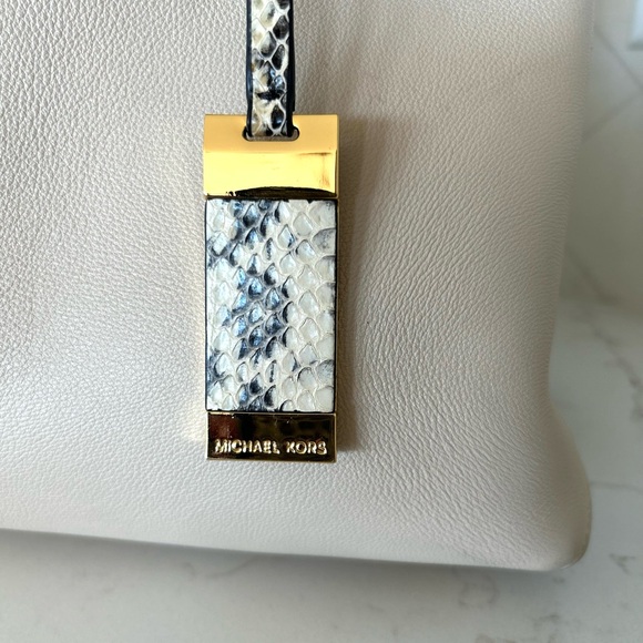 MICHAEL KORS COLLECTION Bette Satchel w/Crossbody Strap Python Embossing - Picture 4 of 16